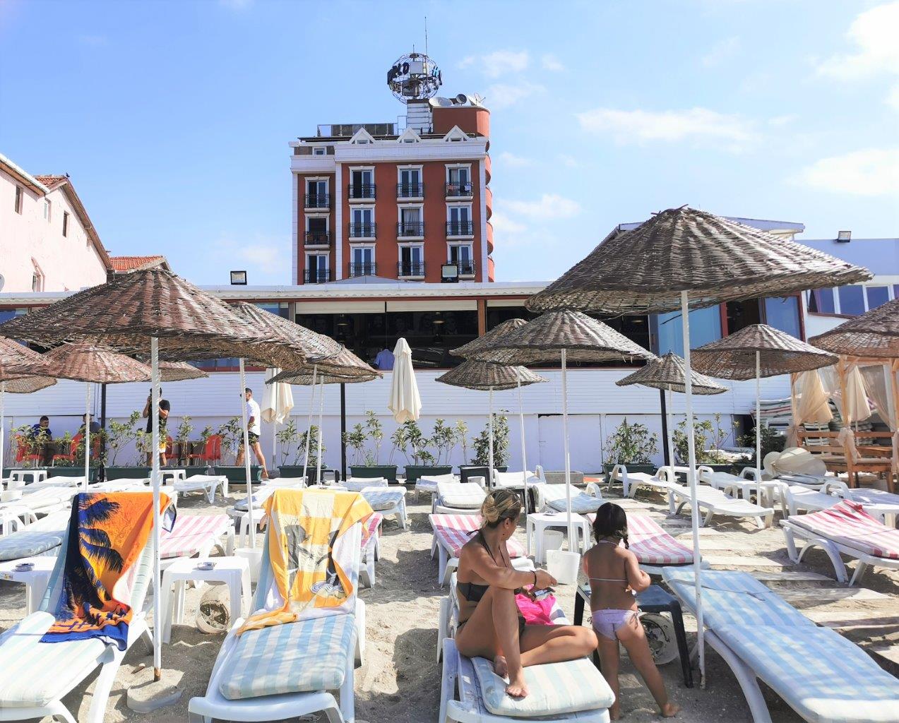 Letovanje Turska , Kumburgaz, hotel Blue World, ležaljke na plaži